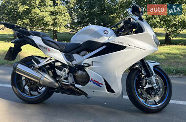 Мотоцикл Спорт-туризм Honda VFR 800F Interceptor 2016 в 