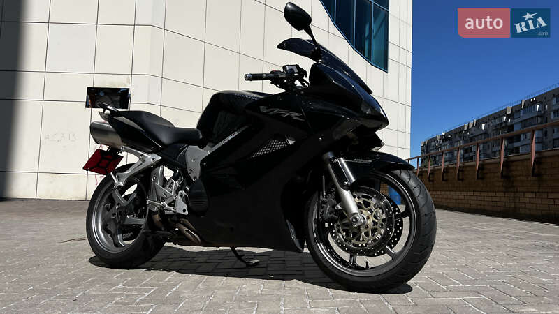 Мотоцикл Спорт-туризм Honda VFR 800F Interceptor 2006 в 