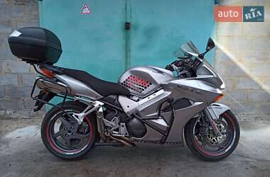 Мотоцикл Спорт-туризм Honda VFR 800F Interceptor 2004 в 