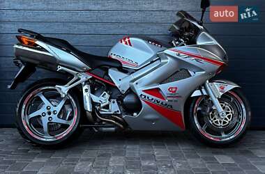 Мотоцикл Спорт-туризм Honda VFR 800F Interceptor 2006 в 