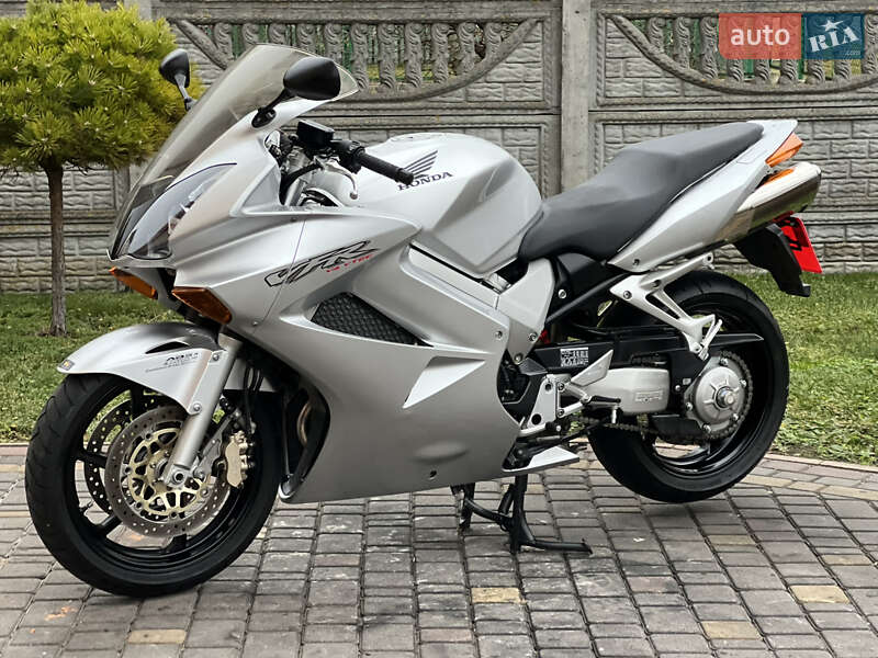 Мотоцикл Спорт-туризм Honda VFR 800F Interceptor 2002 в Буську