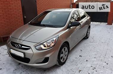 Седан Hyundai Accent 2011 в Ромнах