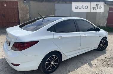 Седан Hyundai Accent 2012 в Стебнику