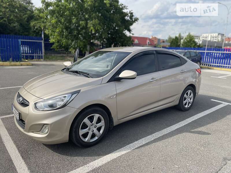 Седан Hyundai Accent 2013 в Ужгороді