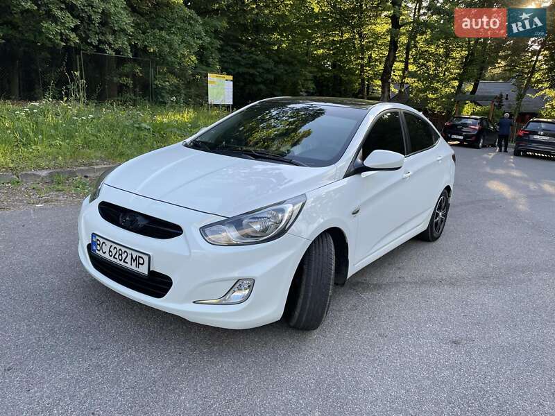 Седан Hyundai Accent 2012 в Стебнику