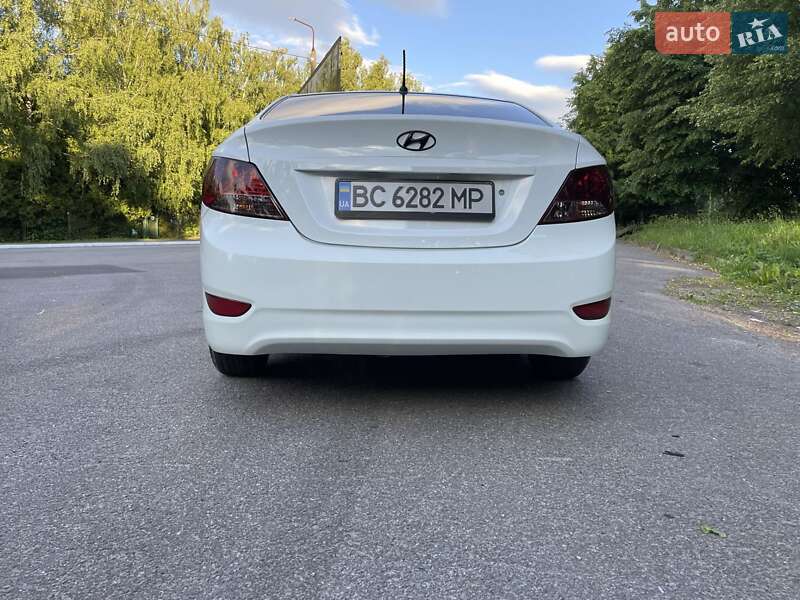 Седан Hyundai Accent 2012 в Стебнику
