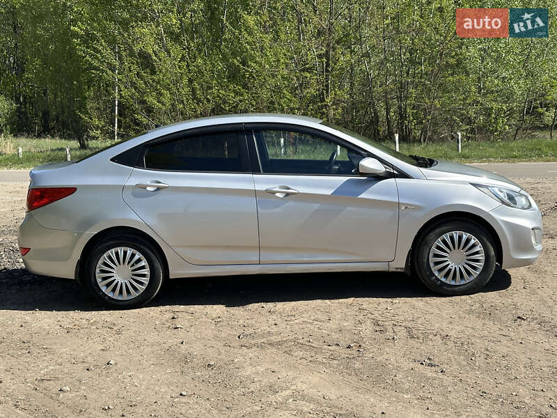 Седан Hyundai Accent 2011 в Ржищеве