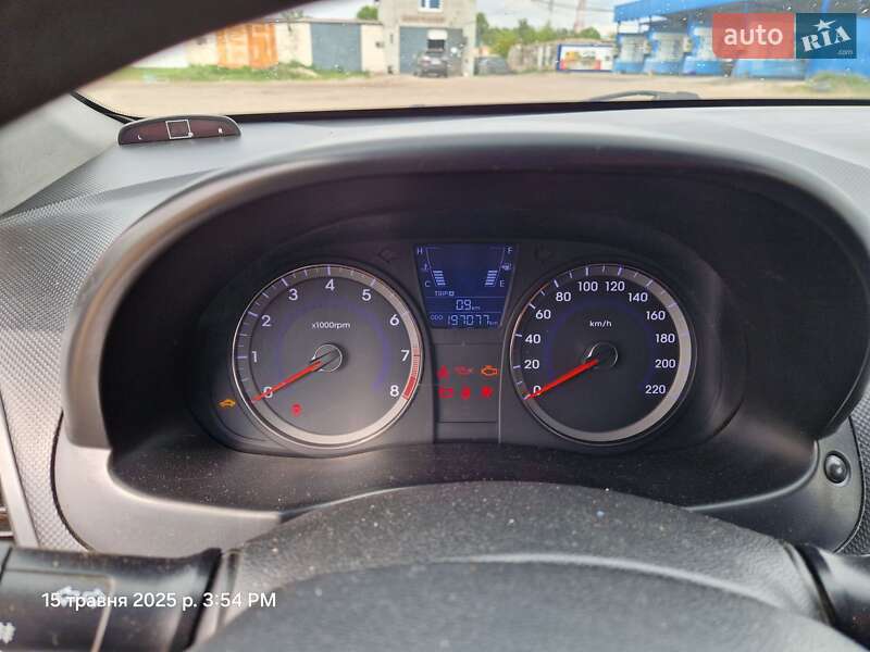 Седан Hyundai Accent 2011 в Глухове