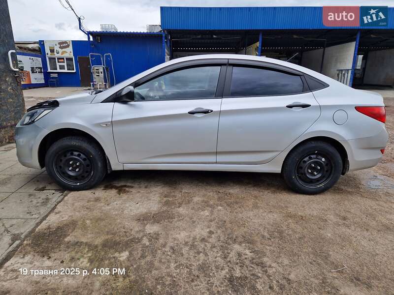 Седан Hyundai Accent 2011 в Глухове