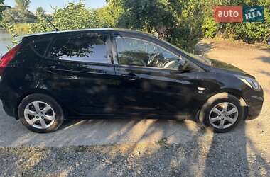 Хэтчбек Hyundai Accent 2013 в 