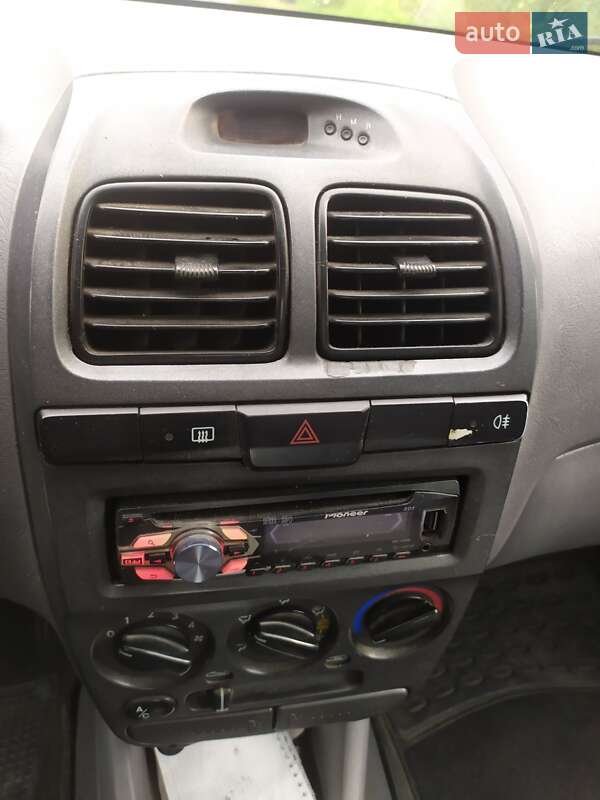 Седан Hyundai Accent 2003 в Киеве