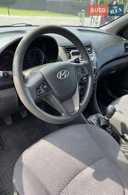 Седан Hyundai Accent 2013 в  фото 15 Седан Hyundai Accent 2013 в