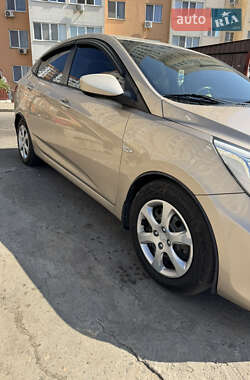 Седан Hyundai Accent 2013 в  фото 4 Седан Hyundai Accent 2013 в