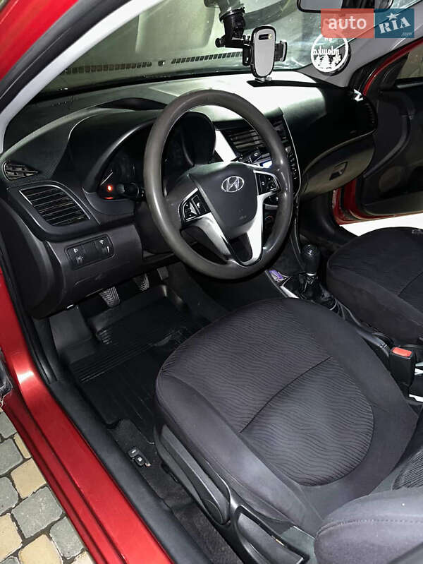 Седан Hyundai Accent 2012 в Хотине