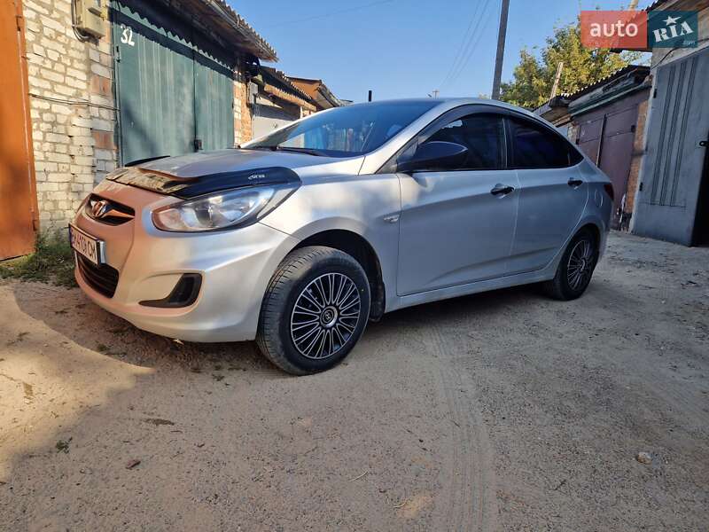 Седан Hyundai Accent 2011 в Глухове