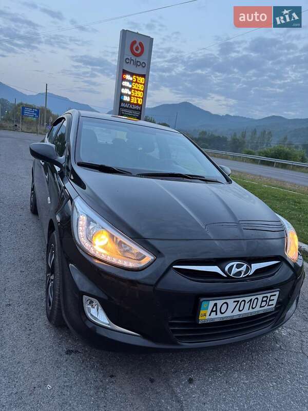 Седан Hyundai Accent 2013 в Ужгороде