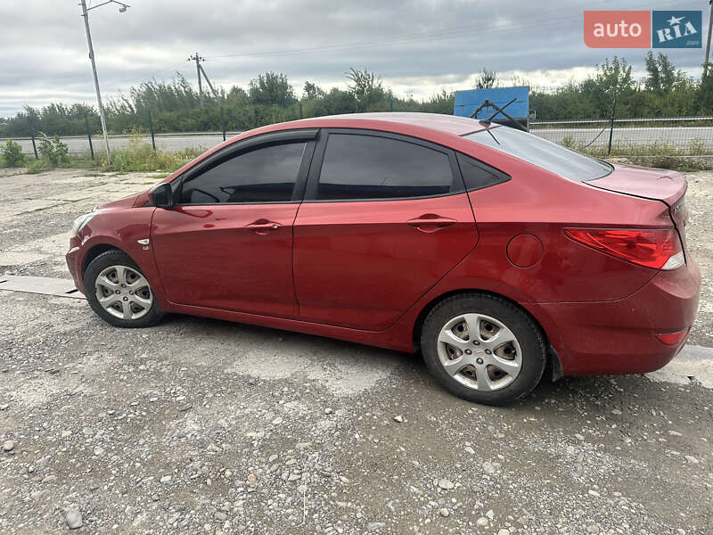 Седан Hyundai Accent 2012 в Хотине