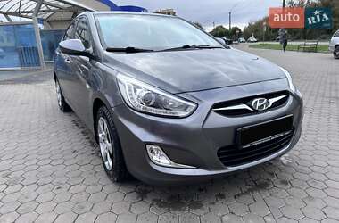 Седан Hyundai Accent 2013 в  фото 2 Седан Hyundai Accent 2013 в