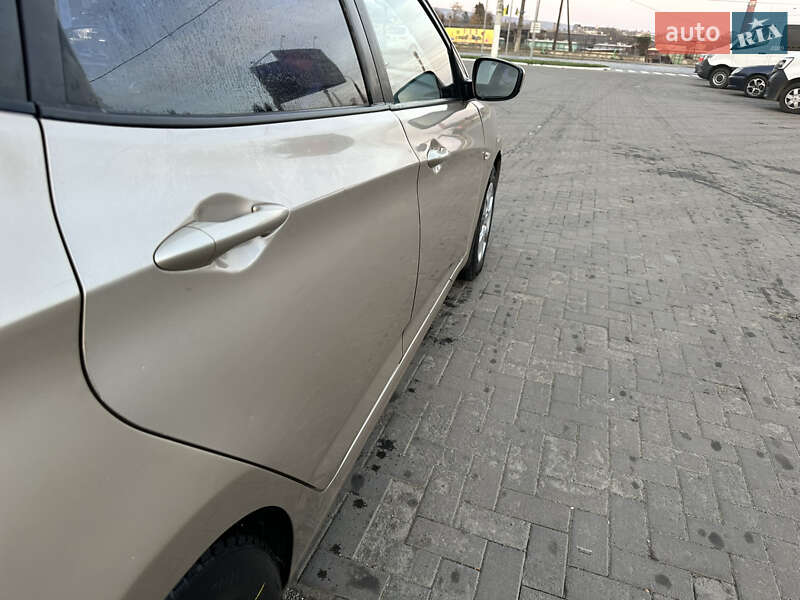 Седан Hyundai Accent 2012 в Черновцах
