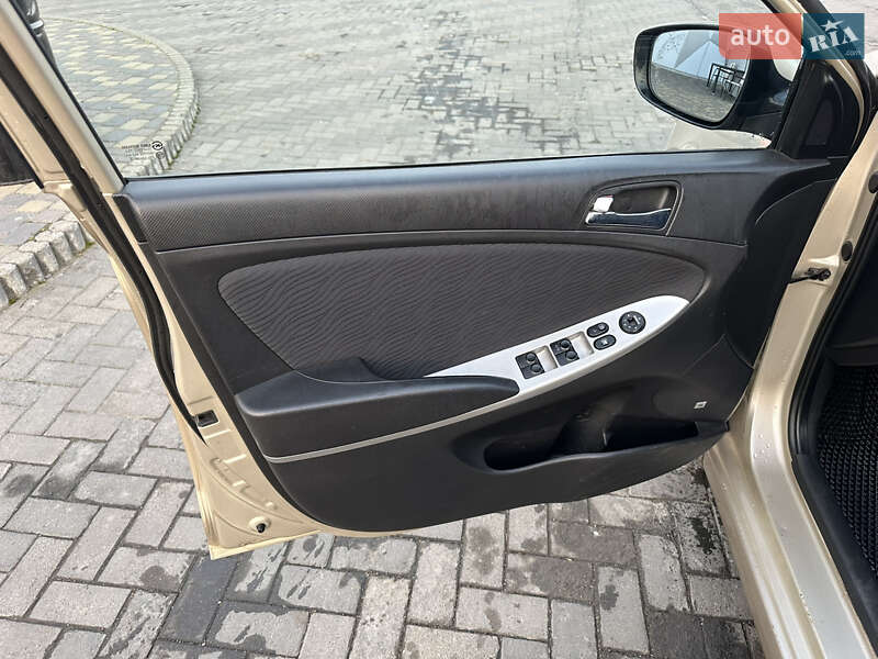 Седан Hyundai Accent 2012 в Черновцах