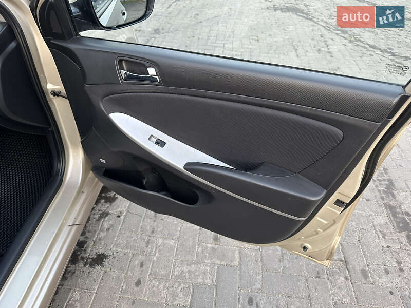 Седан Hyundai Accent 2012 в Черновцах