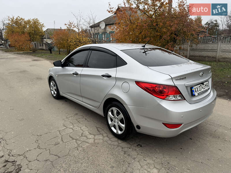 Седан Hyundai Accent 2013 в Краснограде