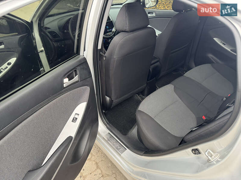 Седан Hyundai Accent 2013 в Краснограде