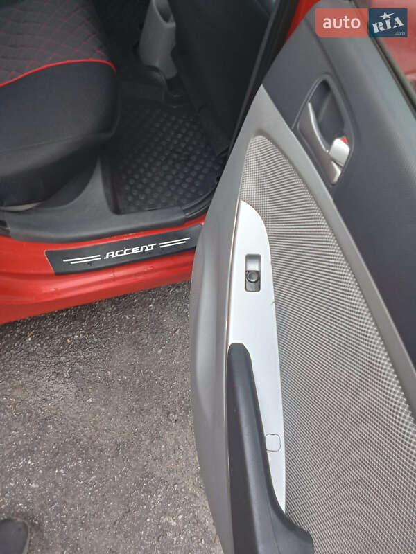 Хэтчбек Hyundai Accent 2012 в Житомире