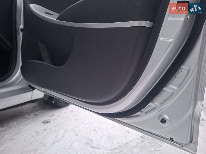 Седан Hyundai Accent 2012 в Києві фото 87 Седан Hyundai Accent 2012 в Києві