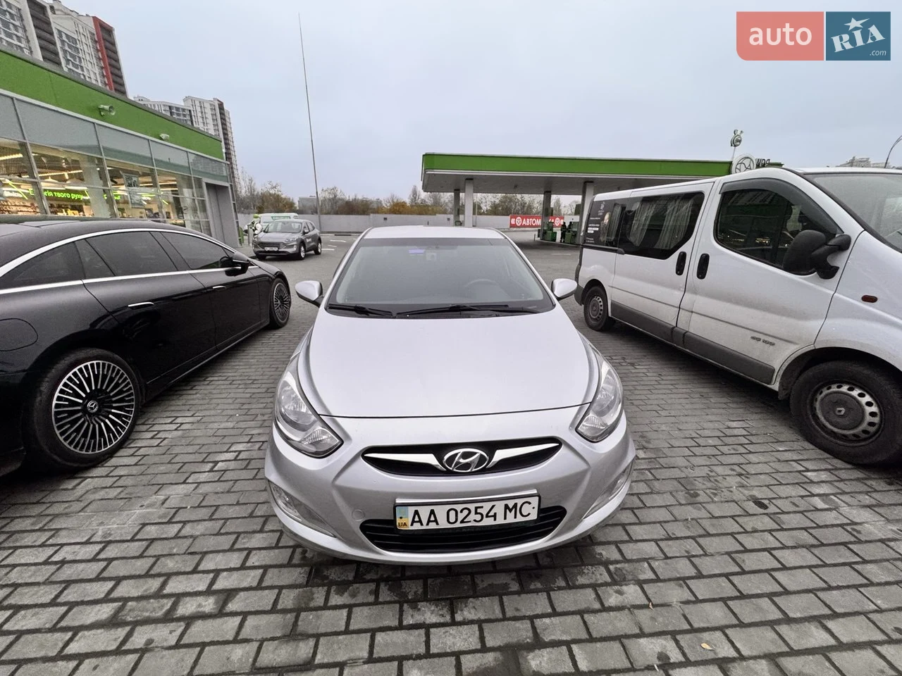 Hyundai Accent — один власникб доглянутий автомобіль.

Авто в хорошому технічному стані, регулярно обслуговувався.
Вкладень не потребує — сів і поїхав. 

Регулярно облуговувався у офіційного ділера згідно регламенту.
По запиту надсилаю фото сервісної книги.

Обслуговування:
 • Влітку 2025 року проведено заміна гальмівних дисків та колодок
 • У листопаді 2025 року виконано заміна заднього лівого супорта
 • Новий комплект зимової гуми, куплений нещодавно, практично без зносу.
• На пробігу 9 тис км виконано заміна приборної панелі

Автомобіль справний, гальмівна система працює без зауважень.
Кузов без критичних пошкоджень, салон охайний.

Ідеальний варіант для міста та щоденного користування.