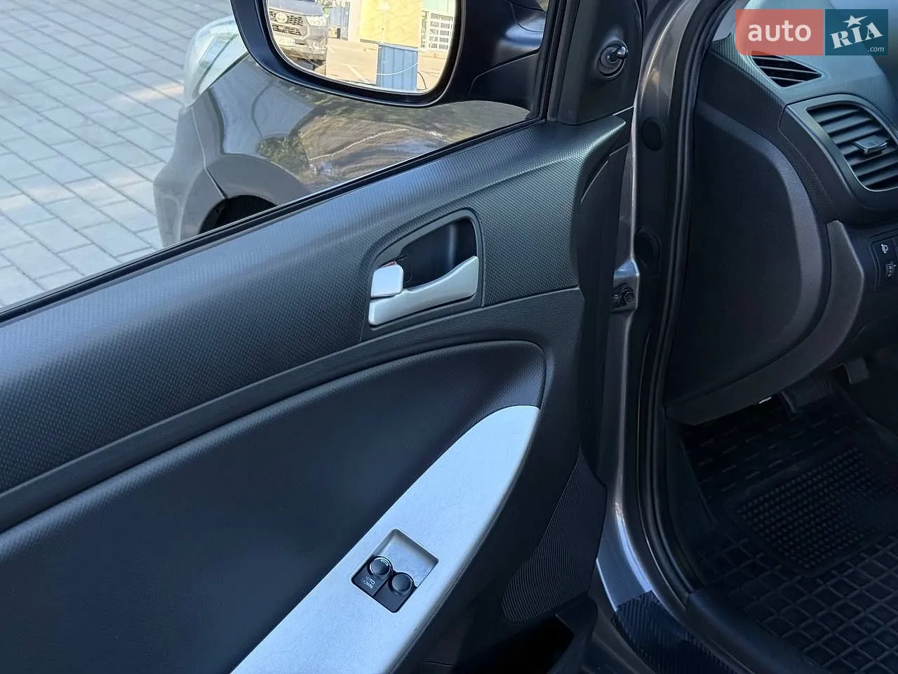 2011 Hyundai Accent - мініатюра 16