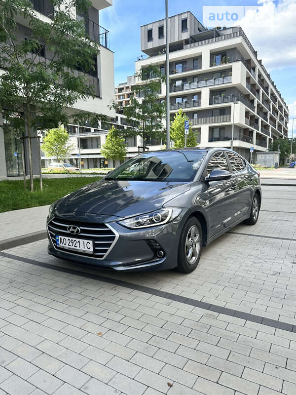 Седан Hyundai Avante 2016 в Ужгороде
