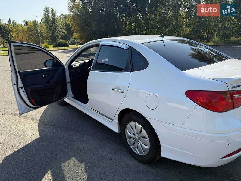 Седан Hyundai Avante 2012 в Києві