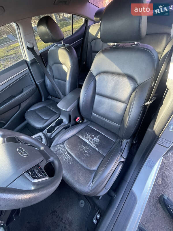 Седан Hyundai Avante 2016 в Коростене