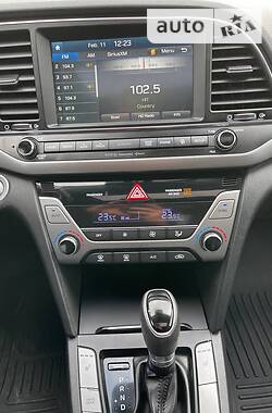 Седан Hyundai Elantra 2016 в Херсоне