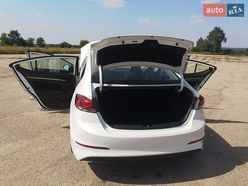 Седан Hyundai Elantra 2018 в Киеве