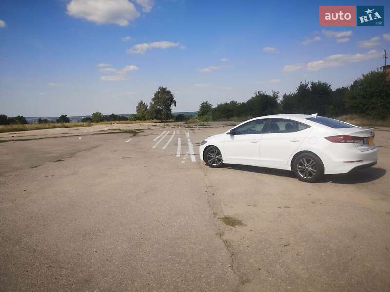 Седан Hyundai Elantra 2018 в Киеве