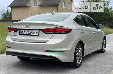 Седан Hyundai Elantra 2016 в Киеве