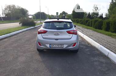 Седан Hyundai Elantra 2013 в Остроге