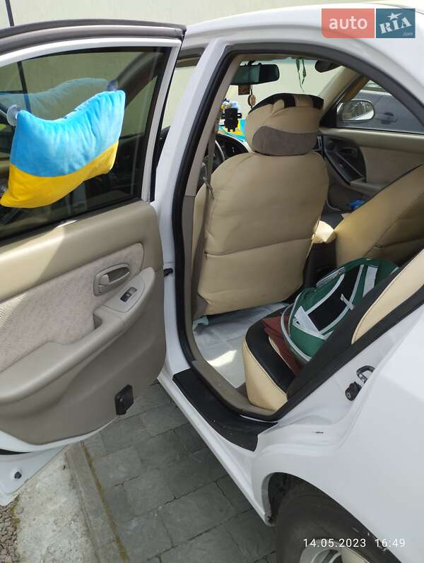 Седан Hyundai Elantra 2003 в Чугуеве