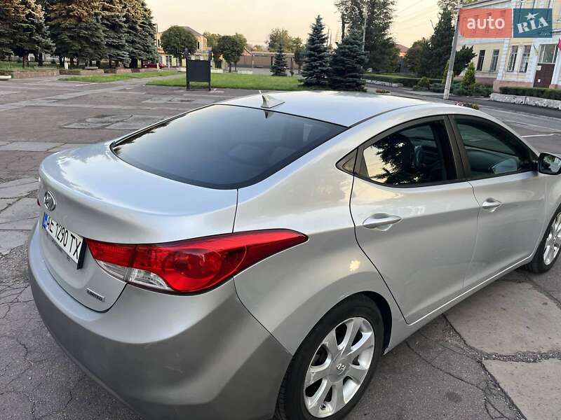Седан Hyundai Elantra 2012 в Каменском