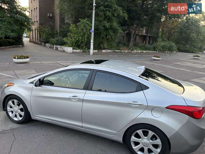 Седан Hyundai Elantra 2012 в Каменском