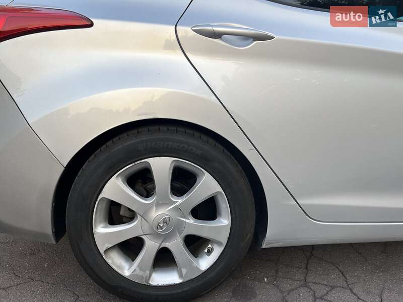 Седан Hyundai Elantra 2012 в Каменском
