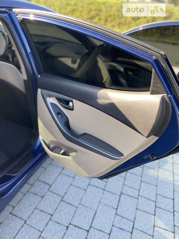 Седан Hyundai Elantra 2015 в Стрые