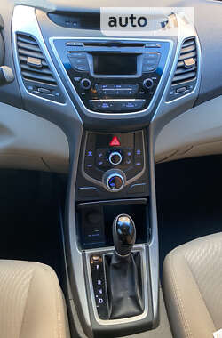 Седан Hyundai Elantra 2015 в 
