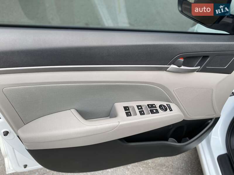 Седан Hyundai Elantra 2017 в Ровно