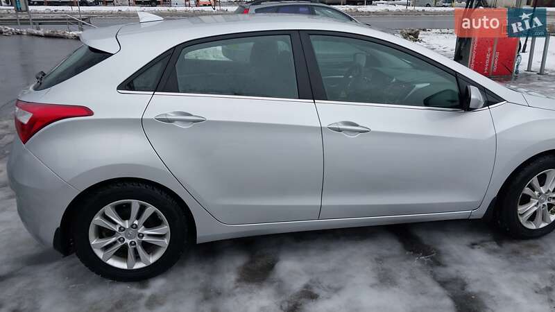 Хэтчбек Hyundai Elantra 2012 в Киеве