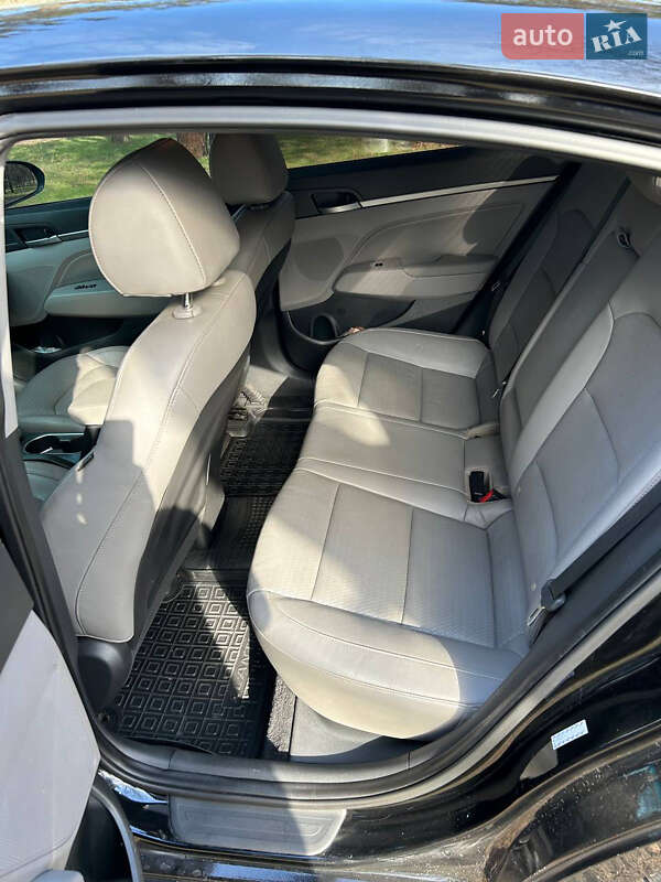 Седан Hyundai Elantra 2017 в Каменском