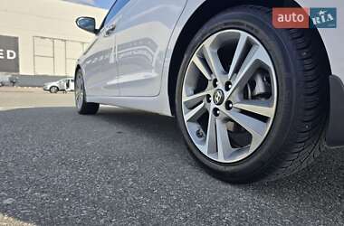 Седан Hyundai Elantra 2016 в Макарове