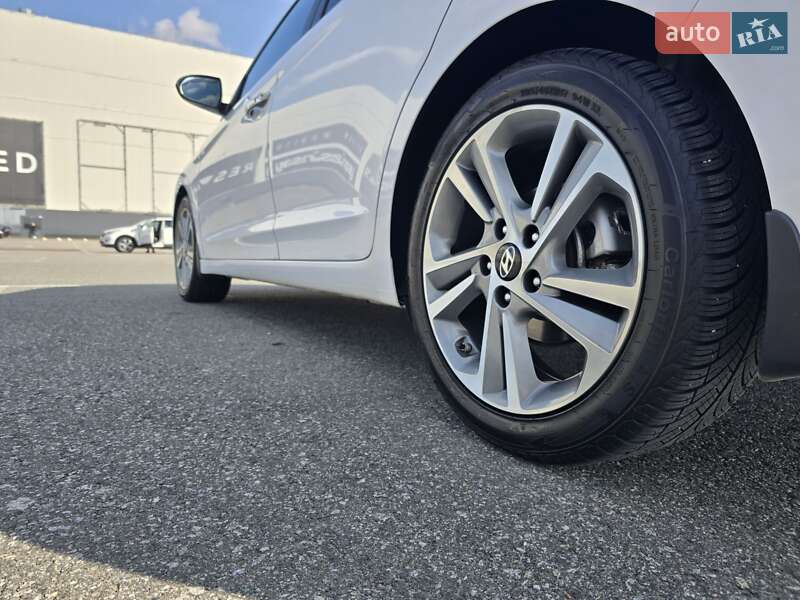 Седан Hyundai Elantra 2016 в Макарове